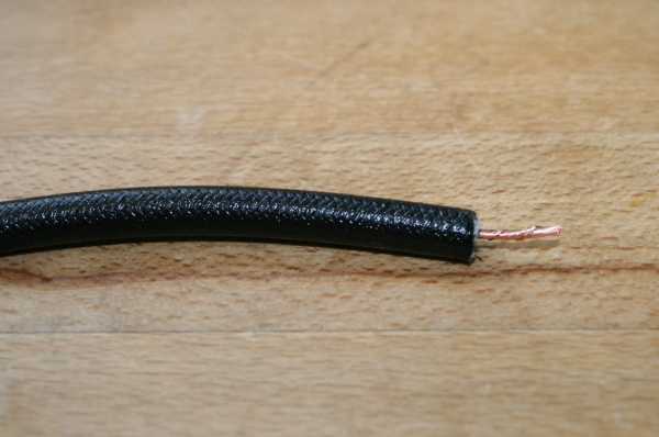 Modernes PVC Zündkabel mit Baumwolle umflochten und seidenglänzender, tiefschwarzer Beschichtung. Außendurchmesser 7mm mit Kupferkern (1,5mm²). im NOS-Look