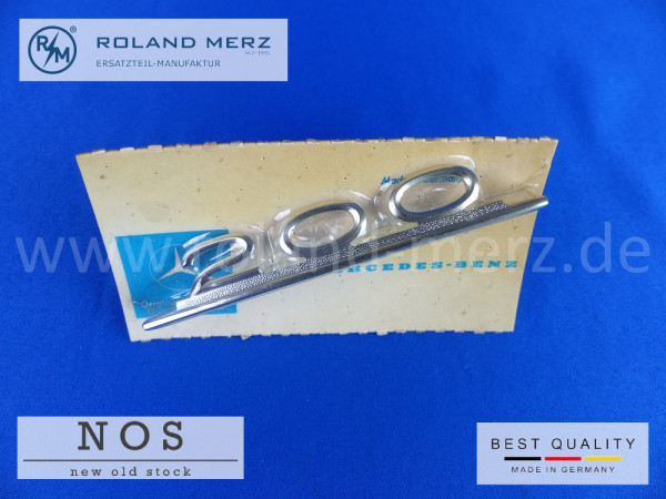 110 817 00 14 Typenkennzeichen innen an Armaturenbrett Mercedes 200, original Neuteil/NOS